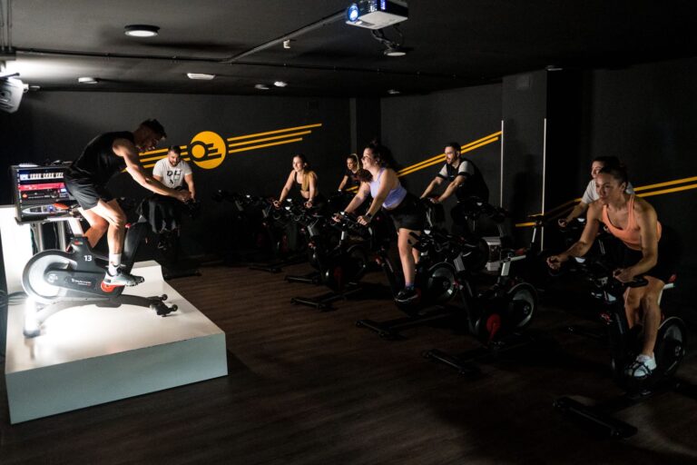El 66% de los españoles activos actualmente practica deporte en gimnasios El 66% de los españoles activos actualmente practica deporte en gimnasios